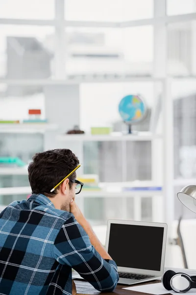 Hombre trabajando en su escritorio — Foto de Stock