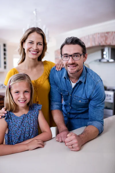 Pais felizes e filha na cozinha — Fotografia de Stock