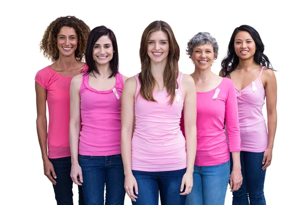 Mulheres sorridentes em roupas rosa posando — Fotografia de Stock