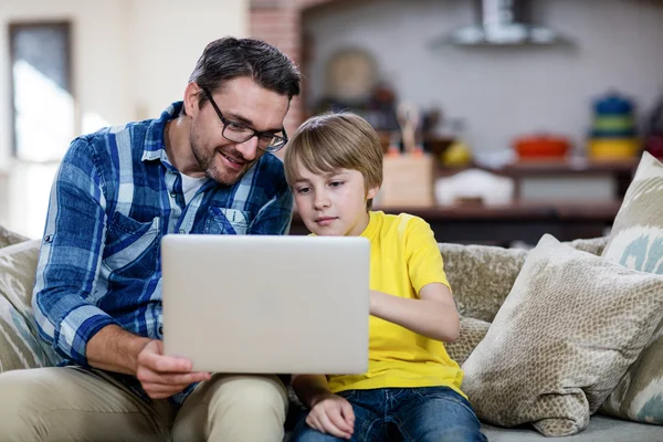 Padre e figlio utilizzando il computer portatile — Foto Stock