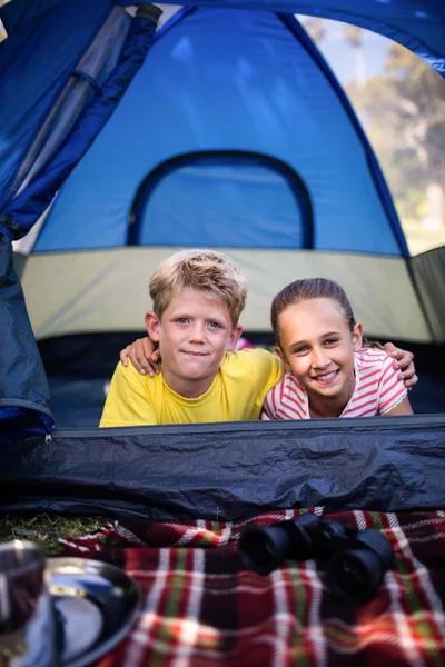 Broers en zussen in de tent liggen — Stockfoto