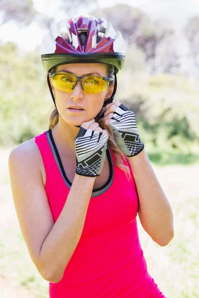 Woman opening her helmet — Stock Photo, Image