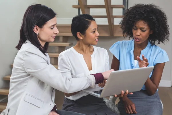 Colleghi di lavoro che discutono su laptop — Foto Stock