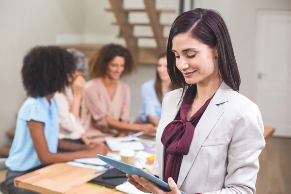 Femme d'affaires utilisant une tablette numérique — Photo