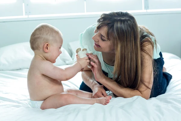 Mãe brincando com filho na cama — Fotografia de Stock