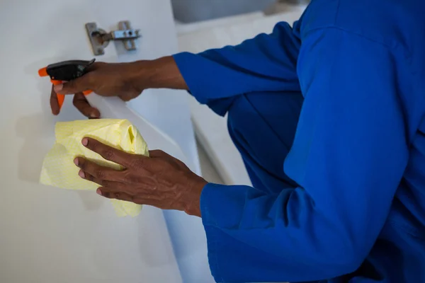 Hombre rociando sobre tabla de madera — Foto de Stock