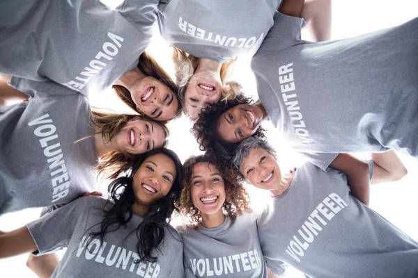 Arkadaşlarının yanına oluşturan gönüllüler — Stok fotoğraf