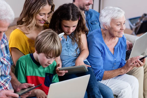 Familia utilizando tecnología informática — Foto de Stock
