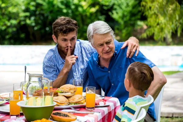 Man gebaren stilte terwijl zoon praten — Stockfoto