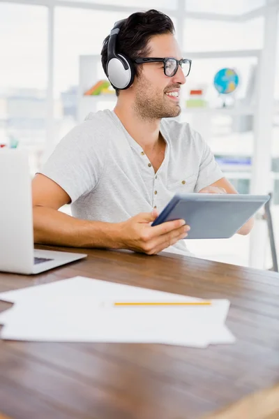 Jeune homme utilisant une tablette numérique — Photo