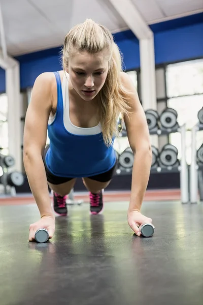 Bestämd kvinna göra push ups — Stockfoto