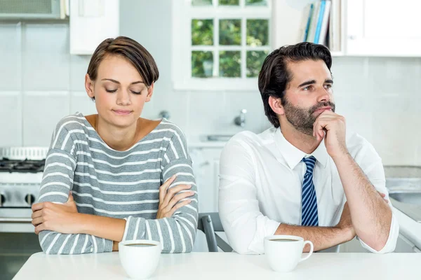 Olycklig paret sitter vid bord — Stockfoto