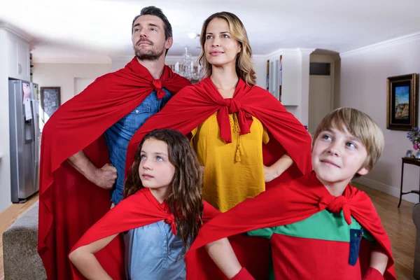 Rodziny, udając superbohaterów — Zdjęcie stockowe