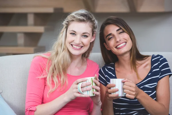 Женщины сидят с кружками кофе — стоковое фото