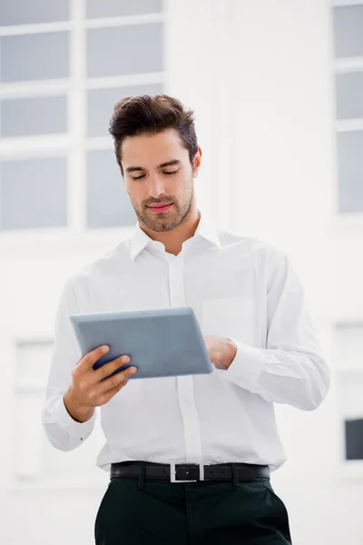 Businessman using digital tablet — Stock Photo, Image