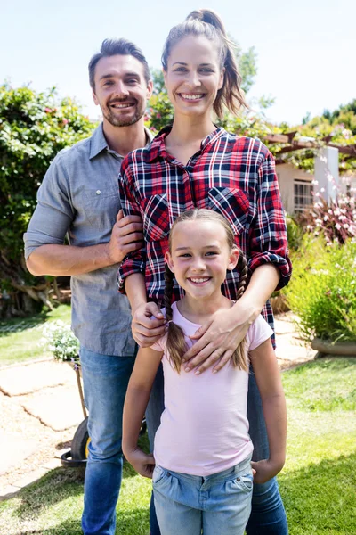 Familjen står i trädgården — Stockfoto