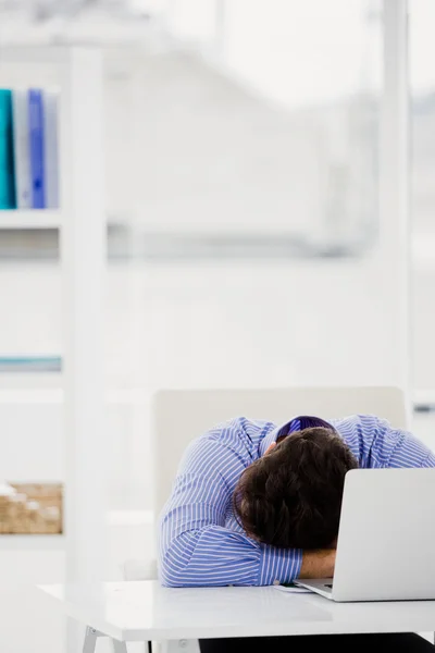 Empresario poniendo la cabeza abajo en el escritorio —  Fotos de Stock