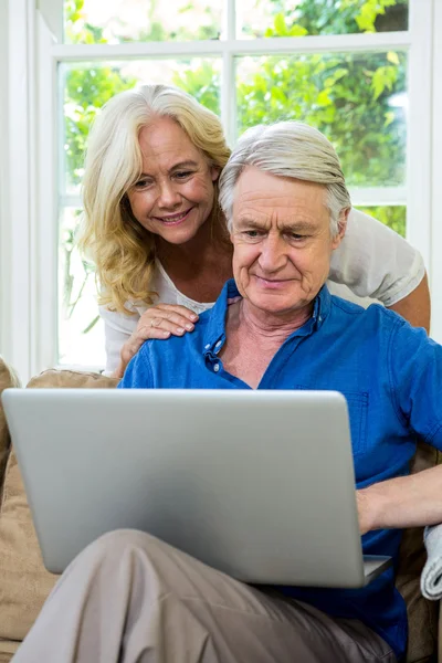 Senior couple using laptop at home — Stock Photo, Image