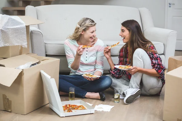 Femmes ayant une pizza dans la nouvelle maison — Photo