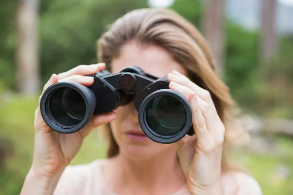 Žena pomocí dalekohledu — Stock fotografie