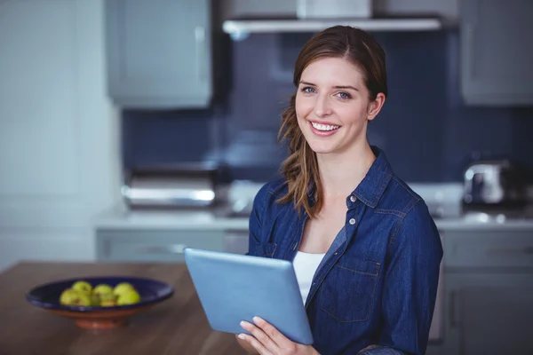 Mujer usando tableta digital en la cocina —  Fotos de Stock