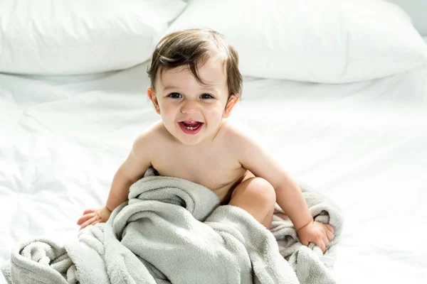 Bébé garçon jouer avec serviette — Photo