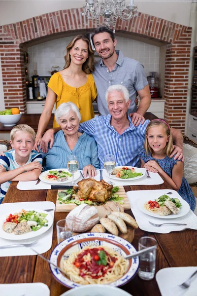 Rodina s jídlo doma — Stock fotografie