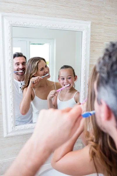 A szülők és a fogmosás a fürdőszobában lánya — Stock Fotó
