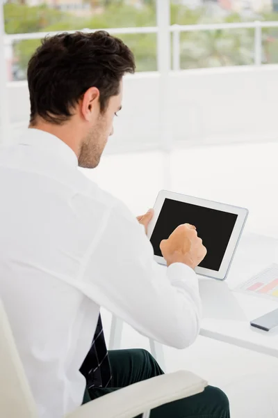 Geschäftsmann mit digitalem Tablet — Stockfoto