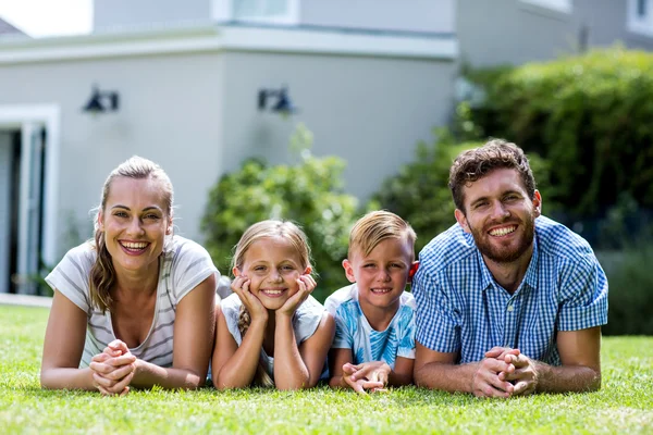 Lycklig familj på gården — Stockfoto