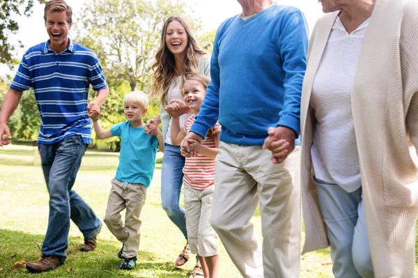 Passeggiata in famiglia nel parco — Foto Stock