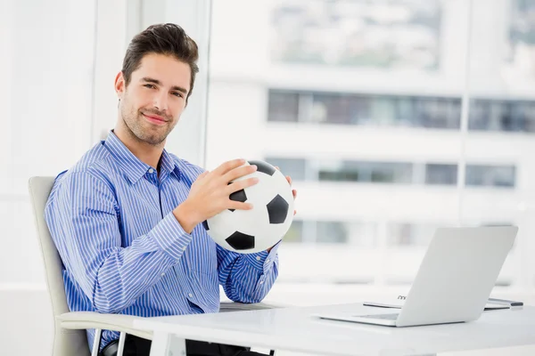 Biznesmen gospodarstwa piłki nożnej — Zdjęcie stockowe