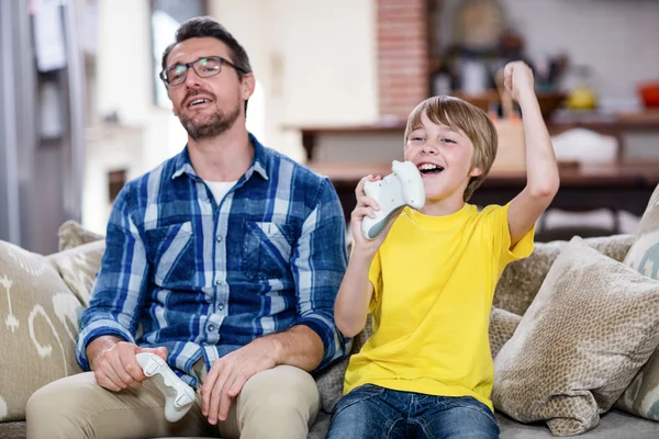 Father and son playing video game — Stock Photo, Image
