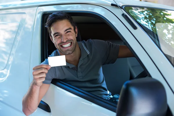 Driver mostrando cartão em branco — Fotografia de Stock