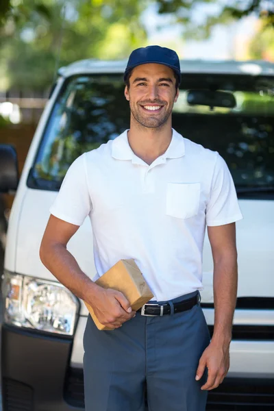 Zusteller hält Karton in der Hand — Stockfoto