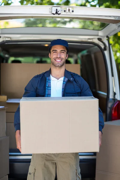 Entrega homem transportando caixa de papelão — Fotografia de Stock