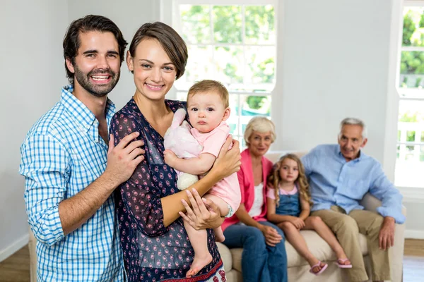 Familia con abuelos sentados en segundo plano —  Fotos de Stock