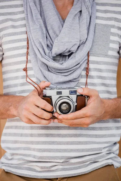 Ο άνθρωπος που στέκεται με μια φωτογραφική μηχανή — Φωτογραφία Αρχείου