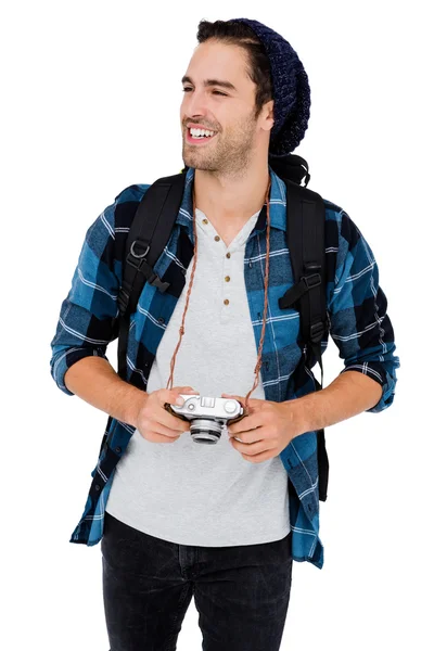 Hombre llevando mochila y sosteniendo la cámara —  Fotos de Stock