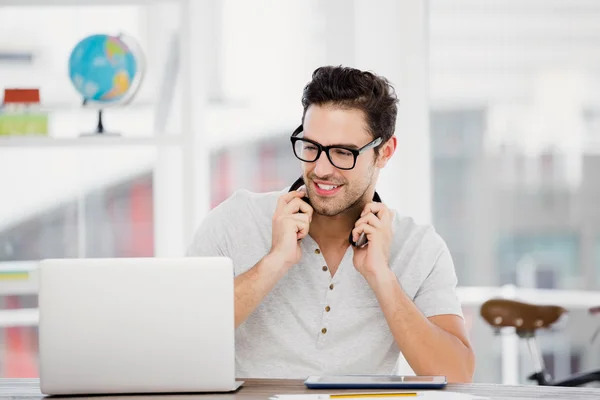 Mann arbeitet an seinem Schreibtisch — Stockfoto