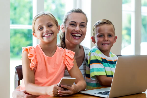 Mother with children holding technologies — Stock Photo, Image