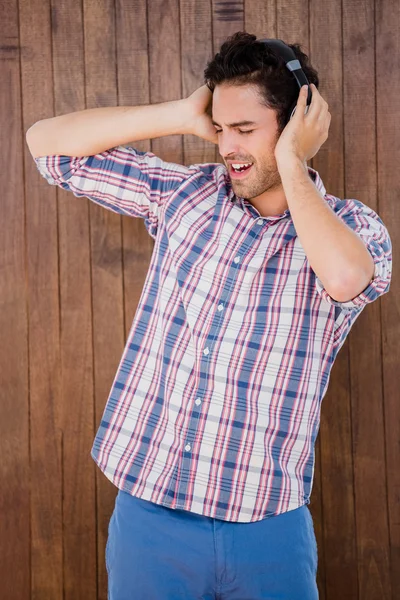 Jeune homme portant des écouteurs — Photo