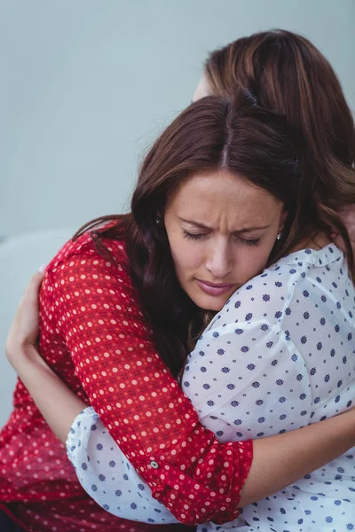 Mujer deprimida abrazando amigo — Foto de Stock