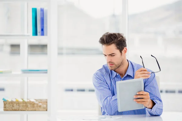 Zakenman kijken naar document — Stockfoto