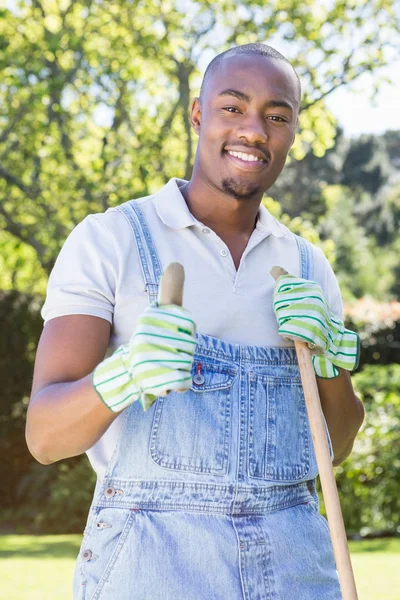 Jonge man staande in tuin — Stockfoto