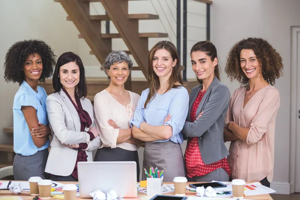 Innenarchitekt steht mit verschränkten Armen — Stockfoto