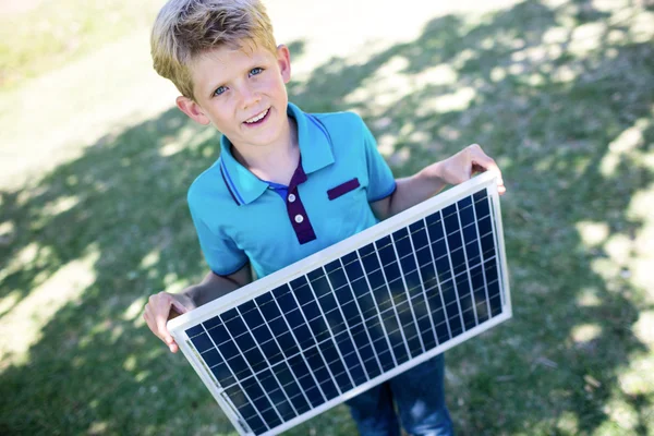 Хлопчик тримає сонячну панель — стокове фото