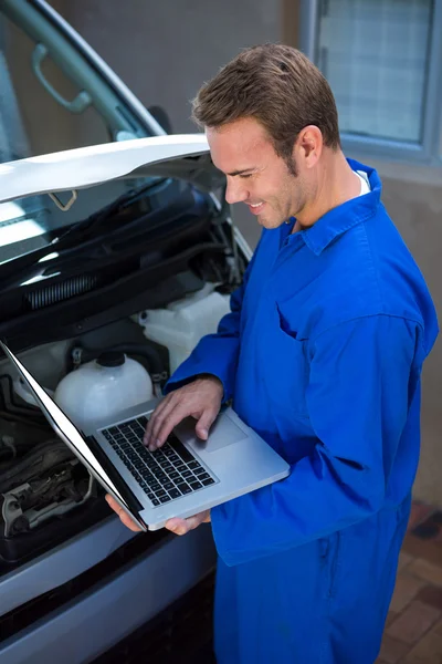 Mechaniker mit Laptop — Stockfoto