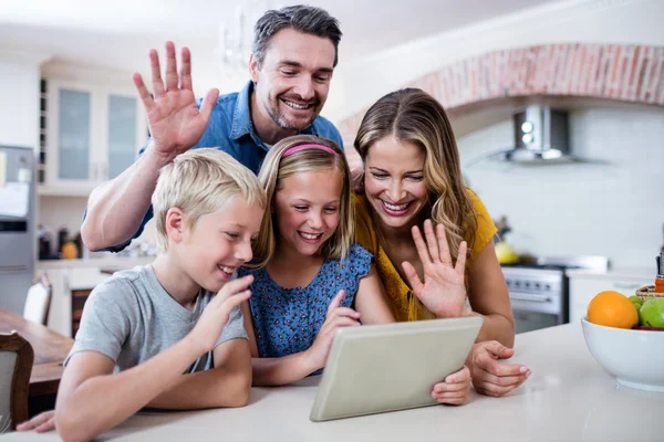 Genitori e bambini che salutano le mani — Foto Stock