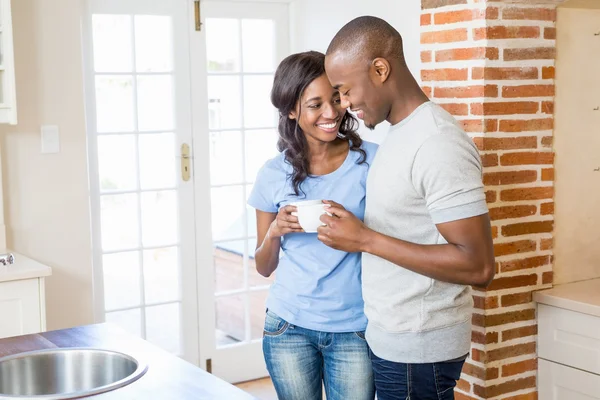 Couple holding coffee mug — Stock Photo, Image